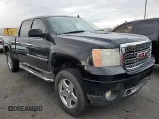 2011 GMC Sierra 2500HD Denali z VIN 1GT125C81BF106180, wystawiony jako Copart lot #55342435 z przebiegiem 174 738 mil mil oraz Szkoda całkowita • Salvage title. Historia ofert i sprzedaży dostępna na DreamBid. Obrazek 4.