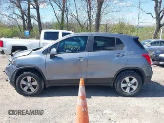 2020 Chevrolet Trax LS z VIN 3GNCJNSB5LL157348, wystawiony jako IAAI lot #41990151 z przebiegiem 101 555 mil mil oraz . Historia ofert i sprzedaży dostępna na DreamBid. Obrazek 15.
