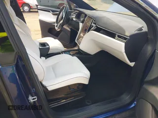 2016 Tesla Model X 70D z VIN 5YJXCBE20GF006744, wystawiony jako IAAI lot #42045005 z przebiegiem 169 619 mil mil oraz . Historia ofert i sprzedaży dostępna na DreamBid. Obrazek 5.