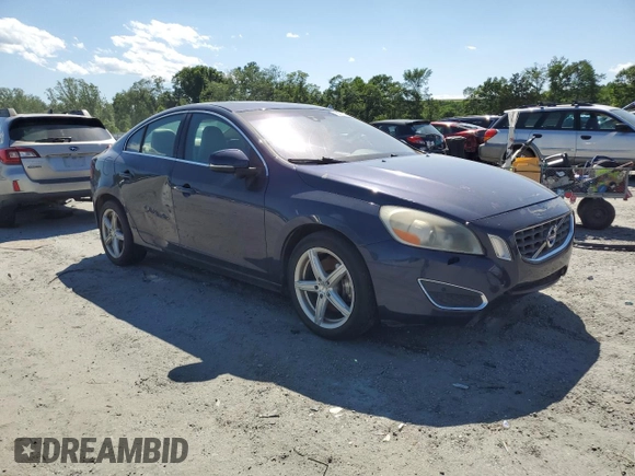 2013 Volvo S60 T5 Premier z VIN YV1612FS6D1228039, wystawiony jako Copart lot #58237355 z przebiegiem 173 884 mil mil oraz Tytuł czysty. Historia ofert i sprzedaży dostępna na DreamBid. Obrazek 4.