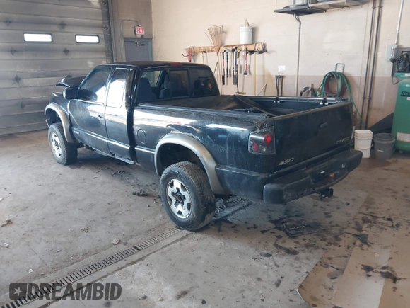 2002 Chevrolet S-10 LS with VIN 1GCCT19W328189054, listed as a IAAI auction lot 41660988 with 217,256 mi miles. Bid and sale history available at carsss.com. Image 3.