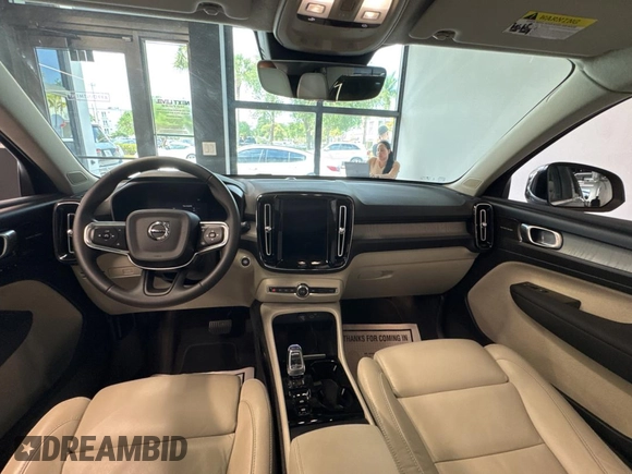 2024 Volvo XC40 Plus Bright Theme z VIN YV4L12UE6R2216347, wystawiony jako Copart lot #53724375 z przebiegiem 11 885 mil mil oraz Czysty tytuł • Clean title. Historia ofert i sprzedaży dostępna na DreamBid. Obrazek 9.