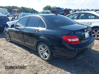2013 Mercedes-Benz C 300 Sport z VIN WDDGF8AB3DG123189, wystawiony jako IAAI lot #42201267 z przebiegiem 127 315 mil mil oraz . Historia ofert i sprzedaży dostępna na DreamBid. Obrazek 3.