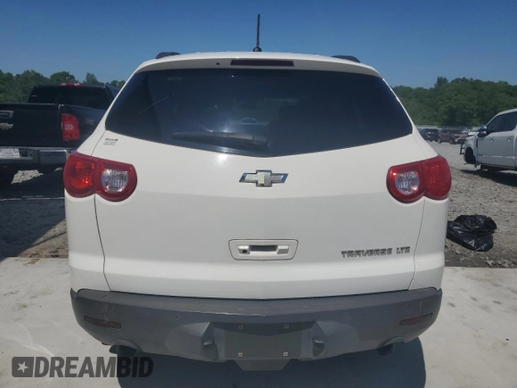 2012 Chevrolet Traverse LTZ z VIN 1GNKRLED5CJ233616, wystawiony jako Copart lot #52309145 z przebiegiem Nie podano mil oraz Szkoda całkowita • Salvage title. Historia ofert i sprzedaży dostępna na DreamBid. Obrazek 6.