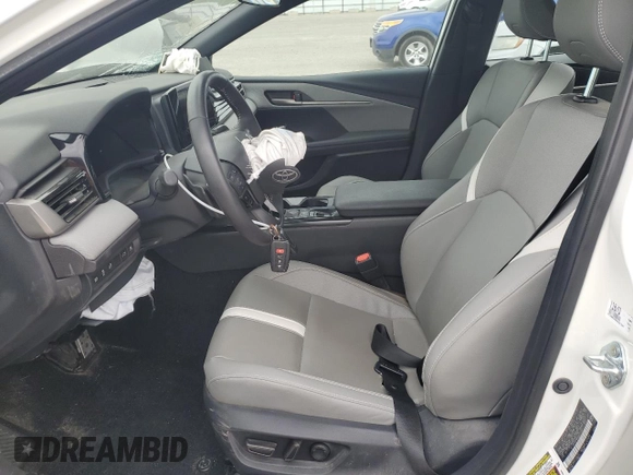 2025 Toyota Camry LE z VIN 4T1DAACK6SU021704, wystawiony jako Copart lot #53556115 z przebiegiem 2 600 mil mil oraz Szkoda całkowita • Salvage title. Historia ofert i sprzedaży dostępna na DreamBid. Obrazek 7.