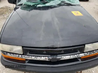 2000 Chevrolet Blazer LS z VIN 1GNCT18W9YK277871, wystawiony jako Copart lot #46158185 z przebiegiem Nie podano mil oraz Nie do naprawy • Non repairable. Historia ofert i sprzedaży dostępna na DreamBid. Obrazek 12.