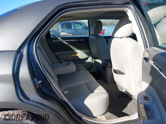 2008 Chrysler 300 z VIN 2C3LA33G58H115466, wystawiony jako IAAI lot #41353662 z przebiegiem 111 489 mil mil oraz . Historia ofert i sprzedaży dostępna na DreamBid. Obrazek 8.