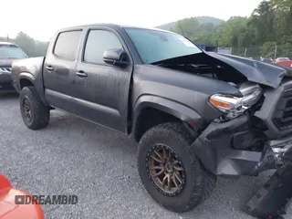 2022 Toyota Tacoma SR z VIN 3TMCZ5AN5NM525487, wystawiony jako IAAI lot #42625302 z przebiegiem 28 136 mil mil oraz . Historia ofert i sprzedaży dostępna na DreamBid. Obrazek 1.