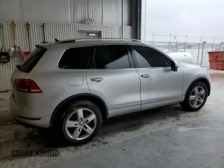 2013 Volkswagen Touareg Exec z VIN WVGEF9BP6DD002820, wystawiony jako Copart lot #59322775 z przebiegiem Nie podano mil oraz Szkoda całkowita • Salvage title. Historia ofert i sprzedaży dostępna na DreamBid. Obrazek 3.
