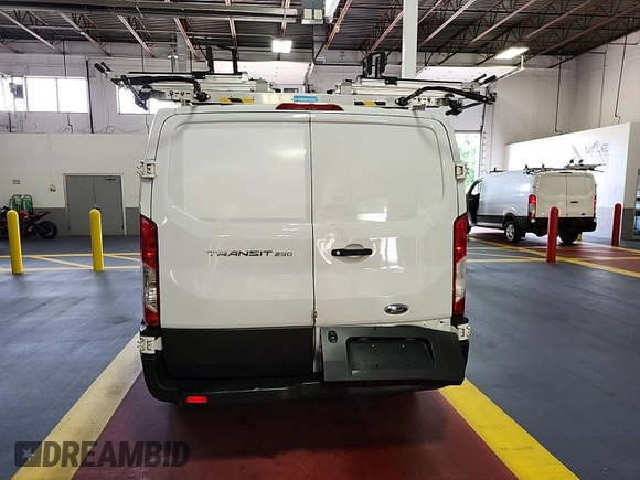 2018 Ford Transit z VIN 1FTYR1YMXJKA73548, wystawiony jako IAAI lot #42842418 z przebiegiem 111 077 mil mil oraz . Historia ofert i sprzedaży dostępna na DreamBid. Obrazek 7.