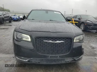 2015 Chrysler 300 S z VIN 2C3CCABG9FH780710, wystawiony jako Copart lot #57951145 z przebiegiem 126 268 mil mil oraz Szkoda całkowita • Salvage title. Historia ofert i sprzedaży dostępna na DreamBid. Obrazek 5.