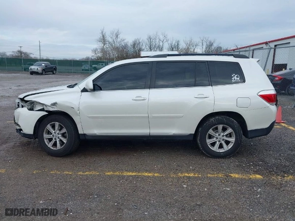 2011 Toyota Highlander with VIN 5TDZK3EHXBS048607, listed as a IAAI auction lot 41180677 with 211,295 mi miles. Bid and sale history available at carsss.com. Image 14.