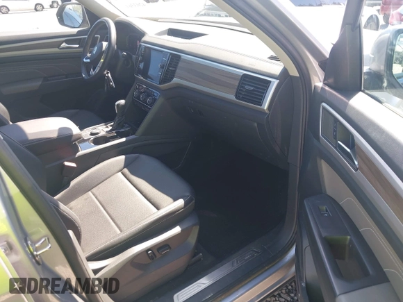 2023 Volkswagen Atlas SEL z VIN 1V2BR2CA9PC534703, wystawiony jako IAAI lot #42033612 z przebiegiem 22 886 mil mil oraz . Historia ofert i sprzedaży dostępna na DreamBid. Obrazek 5.