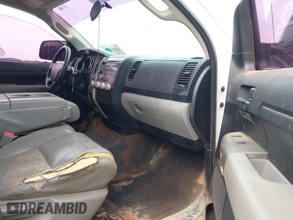 2013 Toyota Tundra z VIN 5TFDW5F13DX275744, wystawiony jako IAAI lot #41689927 z przebiegiem 259 732 mil mil oraz . Historia ofert i sprzedaży dostępna na DreamBid. Obrazek 5.