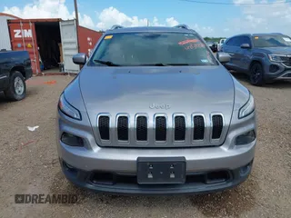 2018 Jeep Cherokee Latitude Tech Connect z VIN 1C4PJLCB5JD568524, wystawiony jako IAAI lot #42542664 z przebiegiem 82 370 mil mil oraz . Historia ofert i sprzedaży dostępna na DreamBid. Obrazek 12.