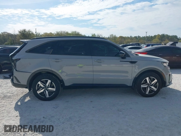 2023 Kia Sorento EX z VIN 5XYRH4LF9PG229689, wystawiony jako IAAI lot #41893442 z przebiegiem 17 906 mil mil oraz . Historia ofert i sprzedaży dostępna na DreamBid. Obrazek 14.