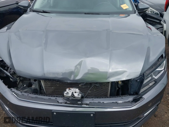 2019 Volkswagen Passat Wolfsburg Edition z VIN 1VWLA7A30KC010294, wystawiony jako IAAI lot #42159974 z przebiegiem 86 303 mil mil oraz . Historia ofert i sprzedaży dostępna na DreamBid. Obrazek 6.