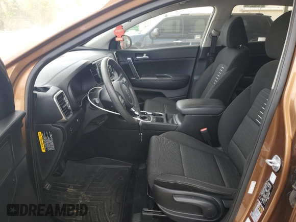 2018 Kia Sportage LX z VIN KNDPMCAC9J7440062, wystawiony jako Copart lot #59215315 z przebiegiem 103 531 mil mil oraz Czysty tytuł • Clean title. Historia ofert i sprzedaży dostępna na DreamBid. Obrazek 7.