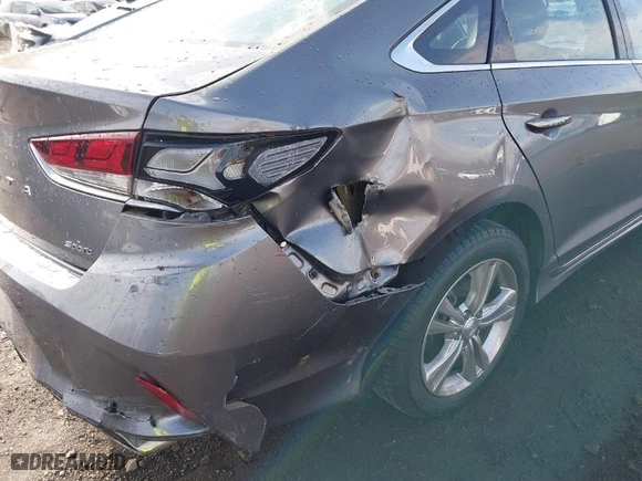 2019 Hyundai Sonata Sport with VIN 5NPE34AF3KH820828, listed as a IAAI auction lot 41015372 with 32,782 mi miles. Bid and sale history available at carsss.com. Image 6.