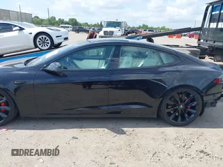 2017 Tesla Model S 100D z VIN 5YJSA1E45HF198921, wystawiony jako IAAI lot #42378026 z przebiegiem 104 967 mil mil oraz . Historia ofert i sprzedaży dostępna na DreamBid. Obrazek 13.