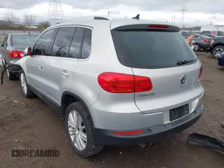 2013 Volkswagen Tiguan SE z VIN WVGBV7AX7DW501335, wystawiony jako IAAI lot #41856816 z przebiegiem 129 615 mil mil oraz . Historia ofert i sprzedaży dostępna na DreamBid. Obrazek 3.