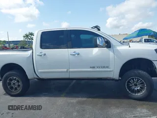 2006 Nissan Titan LE z VIN 1N6AA07B86N558129, wystawiony jako IAAI lot #42290349 z przebiegiem 177 739 mil mil oraz . Historia ofert i sprzedaży dostępna na DreamBid. Obrazek 13.