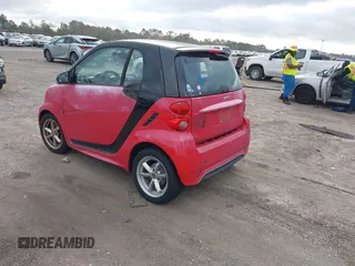 2015 Smart fortwo Passion z VIN WMEEJ3BA0FK815839, wystawiony jako IAAI lot #41443496 z przebiegiem 75 574 mil mil oraz . Historia ofert i sprzedaży dostępna na DreamBid. Obrazek 3.