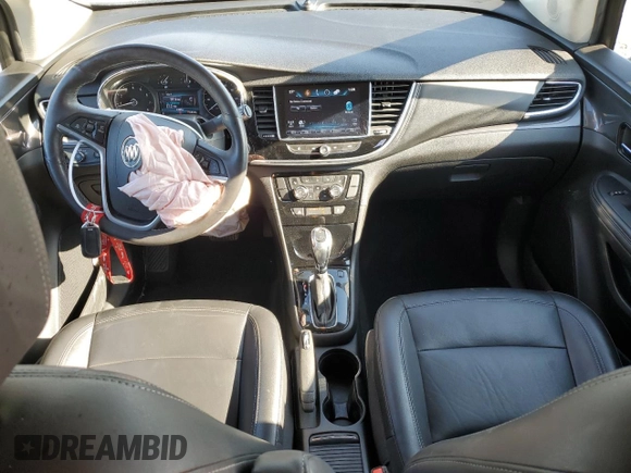 2020 Buick Encore Essence z VIN KL4CJGSB0LB045718, wystawiony jako Copart lot #43017415 z przebiegiem 21 880 mil mil oraz Szkody całkowita. Historia ofert i sprzedaży dostępna na DreamBid. Obrazek 8.