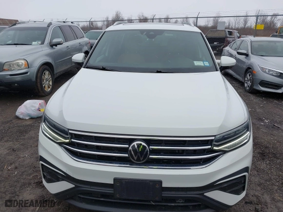 2022 Volkswagen Tiguan SE with VIN 3VV2B7AX8NM068186, listed as a IAAI auction lot 41704979 with 48,424 mi miles. Bid and sale history available at carsss.com. Image 12.