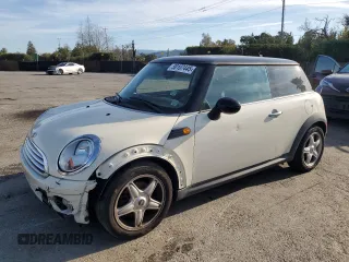2010 MINI Hardtop z VIN WMWMF3C52ATZ65593, wystawiony jako Copart lot #50107445 z przebiegiem 105 389 mil mil oraz Szkody całkowita. Historia ofert i sprzedaży dostępna na DreamBid. Obrazek 1.