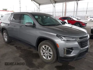 2023 Chevrolet Traverse LS z VIN 1GNERFKW8PJ294288, wystawiony jako IAAI lot #42161204 z przebiegiem 22 056 mil mil oraz . Historia ofert i sprzedaży dostępna na DreamBid. Obrazek 1.