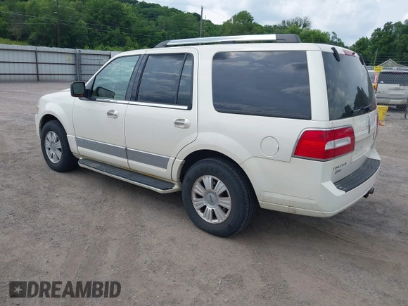 2007 Lincoln Navigator z VIN 5LMFU27587LJ21193, wystawiony jako IAAI lot #42474551 z przebiegiem 132 792 mil mil oraz . Historia ofert i sprzedaży dostępna na DreamBid. Obrazek 3.