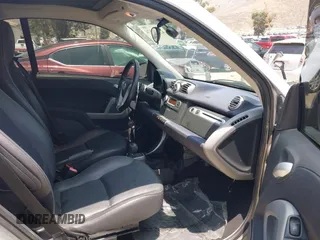 2013 Smart fortwo Pure z VIN WMEEJ3BA4DK611770, wystawiony jako IAAI lot #42432474 z przebiegiem 75 239 mil mil oraz . Historia ofert i sprzedaży dostępna na DreamBid. Obrazek 5.