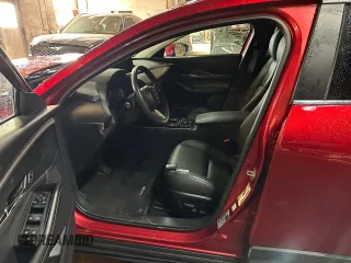 2024 Mazda CX-30 S Preferred z VIN 3MVDMBCM7RM695957, wystawiony jako Copart lot #61629925 z przebiegiem 21 752 mil mil oraz Szkoda całkowita • Salvage title. Historia ofert i sprzedaży dostępna na DreamBid. Obrazek 7.