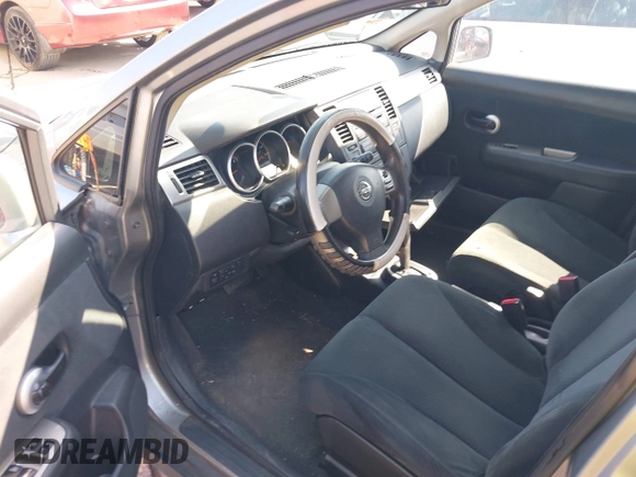 2011 Nissan Versa S z VIN 3N1BC1CP8BL402386, wystawiony jako IAAI lot #42389550 z przebiegiem 159 600 mil mil oraz . Historia ofert i sprzedaży dostępna na DreamBid. Obrazek 12.