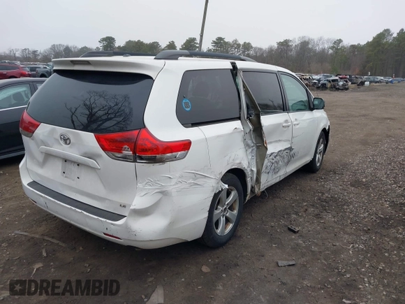 2014 Toyota Sienna LE AAS z VIN 5TDKK3DC9ES511199, wystawiony jako IAAI lot #41901669 z przebiegiem 267 510 mil mil oraz . Historia ofert i sprzedaży dostępna na DreamBid. Obrazek 4.