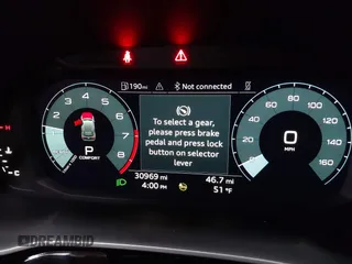 2023 Audi Q3 S line Premium z VIN WA1DECF3XP1112714, wystawiony jako IAAI lot #41918405 z przebiegiem 30 969 mil mil oraz . Historia ofert i sprzedaży dostępna na DreamBid. Obrazek 7.