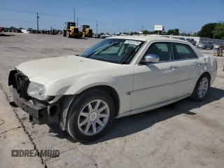 2006 Chrysler 300 C z VIN 2C3KA63H96H533340, wystawiony jako Copart lot #43111085 z przebiegiem 132 236 mil mil oraz Szkoda całkowita • Salvage title. Historia ofert i sprzedaży dostępna na DreamBid. Obrazek 1.