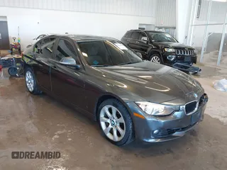 2015 BMW 3 Series 328i xDrive z VIN WBA3B3G58FNT18161, wystawiony jako IAAI lot #41612598 z przebiegiem 114 674 mil mil oraz . Historia ofert i sprzedaży dostępna na DreamBid. Obrazek 1.