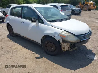 2009 Nissan Versa SL z VIN 3N1BC13E79L474026, wystawiony jako IAAI lot #42066600 z przebiegiem 304 848 mil mil oraz . Historia ofert i sprzedaży dostępna na DreamBid. Obrazek 1.