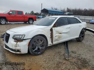 2022 Chrysler 300 S z VIN 2C3CCABGXNH245271, wystawiony jako Copart lot #44992485 z przebiegiem 53 542 mil mil oraz Szkoda całkowita • Salvage title. Historia ofert i sprzedaży dostępna na DreamBid. Obrazek 1.