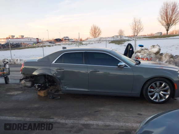 2018 Chrysler 300 Touring z VIN 2C3CCAAG4JH316993, wystawiony jako IAAI lot #41323733 z przebiegiem 59 595 mil mil oraz . Historia ofert i sprzedaży dostępna na DreamBid. Obrazek 13.