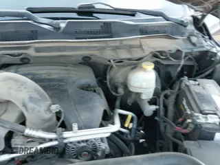 2015 Ram 1500 Laramie z VIN 1C6RR7NT1FS786050, wystawiony jako IAAI lot #42905016 z przebiegiem 154 670 mil mil oraz . Historia ofert i sprzedaży dostępna na DreamBid. Obrazek 19.