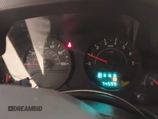 2008 Jeep Wrangler X z VIN 1J4FA24198L536584, wystawiony jako IAAI lot #42296536 z przebiegiem 74 599 mil mil oraz . Historia ofert i sprzedaży dostępna na DreamBid. Obrazek 7.
