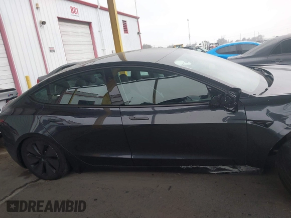 2024 Tesla Model 3 z VIN 5YJ3E1EA3RF737102, wystawiony jako IAAI lot #41562661 z przebiegiem 9 638 mil mil oraz . Historia ofert i sprzedaży dostępna na DreamBid. Obrazek 13.