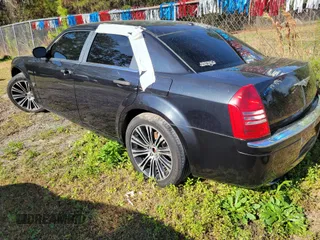 2007 Chrysler 300 C z VIN 2C3LA63HX7H722441, wystawiony jako IAAI lot #41849863 z przebiegiem 157 147 mil mil oraz . Historia ofert i sprzedaży dostępna na DreamBid. Obrazek 3.