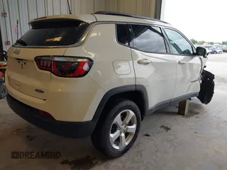 2018 Jeep Compass Latitude with VIN 3C4NJCBB3JT502380, listed as a IAAI auction lot 42144953 with Not provided miles and . Bid and sale history available at DreamBid. Image 4.