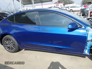 2025 Tesla Model 3 Long Range z VIN 5YJ3E1EB3SF907019, wystawiony jako IAAI lot #42117014 z przebiegiem 3 323 mil mil oraz . Historia ofert i sprzedaży dostępna na DreamBid. Obrazek 14.