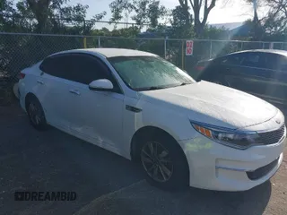 2016 Kia Optima LX z VIN 5XXGT4L34GG053733, wystawiony jako IAAI lot #40011578 z przebiegiem 79 688 mil mil oraz . Historia ofert i sprzedaży dostępna na DreamBid. Obrazek 1.