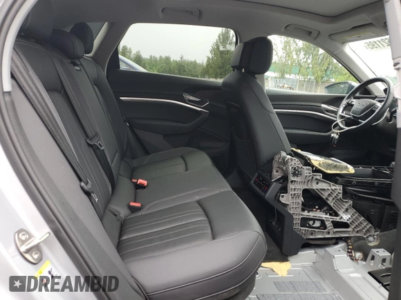 2022 Audi e-tron Premium z VIN WA1AAAGE8NB005235, wystawiony jako Copart lot #57621195 z przebiegiem 40 970 mil mil oraz Czysty tytuł • Clean title. Historia ofert i sprzedaży dostępna na DreamBid. Obrazek 11.